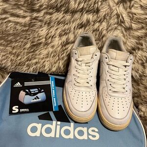 NIKE AIR FORCE 1 Men's White Sneakers Sz 9 w/NEW Gym Bag